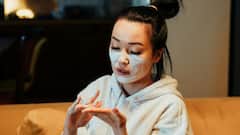 Healthy And Glowing Skin: ঘুমোতে যাওয়ার আগে কীভাবে পরিচর্যা করবেন ত্বকের? রইল সহজ কিছু ঘরোয়া টিপস