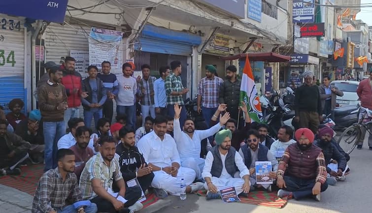 Youth congress protest against SBI bank in barnala Punjab news: ਬਰਨਾਲਾ 'ਚ ਯੂਥ ਕਾਂਗਰਸ ਨੇ SBI ਬੈਂਕ ਖ਼ਿਲਾਫ਼ ਕੀਤਾ ਪ੍ਰਦਰਸ਼ਨ, ਬੈਂਕ 'ਤੇ SC ਦੇ ਹੁਕਮਾਂ ਦੀ ਅਣਦੇਖੀ ਕਰਨ ਦਾ ਲਾਇਆ ਦੋਸ਼