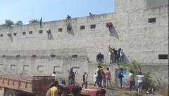 Haryana: बोर्ड परीक्षा में पर्ची पहुंचाने खिड़कियों से लटके नकलची, तस्वीरें वायरल