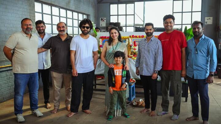 హీరోగా శర్వానంద్ 36వ చిత్రమిది. అందుకని, శర్వా 36 అంటున్నారు. సినిమా యూనిట్ సభ్యులతో హీరో. (Image Courtesy: uvcreationsofficial/ Instagram)