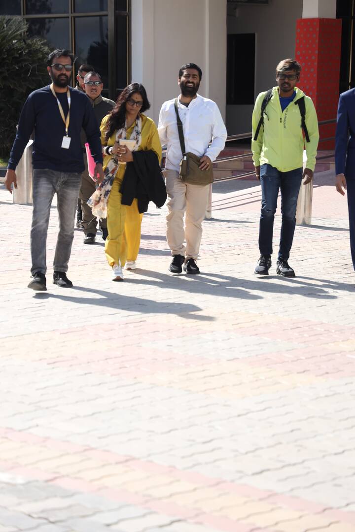 इन स्टार्स के अलावा बॉलीवुड सिंगर भी अरिजीत सिंह भी बुधवार को फिर से जामनगर में स्पॉट हुए. खबरों के अनुसार ये सभी सेलेब्स अनंत अंबानी और राधिका मर्चेंट के प्री वेडिंग के लिए यहां आए हैं.