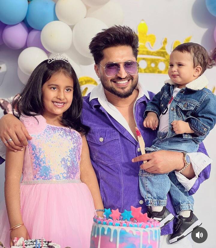 ਜੱਸੀ ਗਿੱਲ ਦੀ ਧੀ ਨੇ ਪਿੰਕ ਰੰਗ ਦੀ ਫਰਾਕ ਪਹਿਨੀ ਹੋਈ ਸੀ, ਜਦਕਿ ਉਨ੍ਹਾਂ ਦਾ ਬੇਟਾ ਜੈਜ਼ਵਿਨ ਡੈਨਿਮ ਪਹਿਨ ਕੇ ਕਿਊਟ ਲੱਗ ਰਿਹਾ ਸੀ।