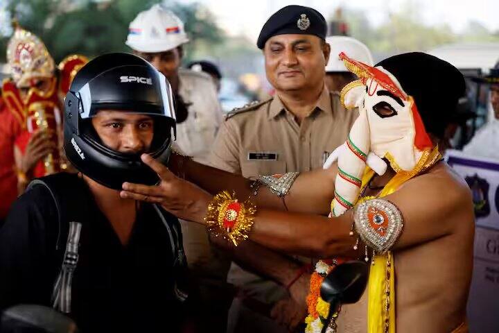 જો તમને હેલ્મેટ ન પહેરવા બદલ ચલણ કરવામાં આવ્યું હોય, તો તમને તે જ દિવસે ફરીથી ચલણ ન કરી શકાય કારણ કે તમે આ ભૂલને તાત્કાલિક સુધારી શકતા નથી.