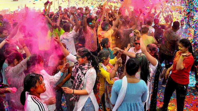 Holi 2024 Juta Maar why holi celebrated in shahjahanpur uttar pradesh With Shoe and chappal not by colour Marathi News Holi 2024:  ऐकावं ते नवल! भारतातील 'या' शहरात रंगांनी नाही, तर चप्पल मारुन खेळली जाते होळी, जाणून घ्या नेमकं काय आहे कारण?