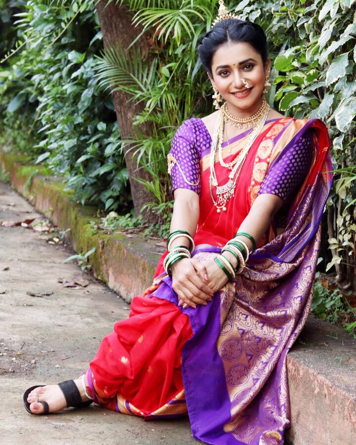 . सोशल मीडियाच्या माध्यमातून ती चाहत्यांच्या संपर्कात राहण्याचा प्रयत्न करत असते. (photo:juigadkariofficial/ig)