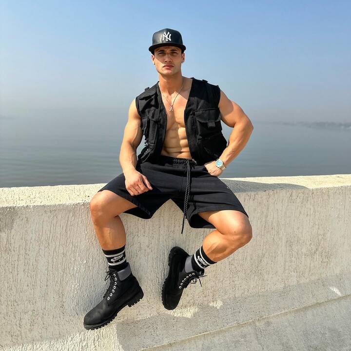 आता नुकतेच हिमांशी खुराणासोबत ब्रेकअप झाल्यानंतर काही महिन्यांनी असीम रियाझने आपली व्यथा मांडणारी एक पोस्ट शेअर केली आहे. (photo:asimriaz77.official/ig)