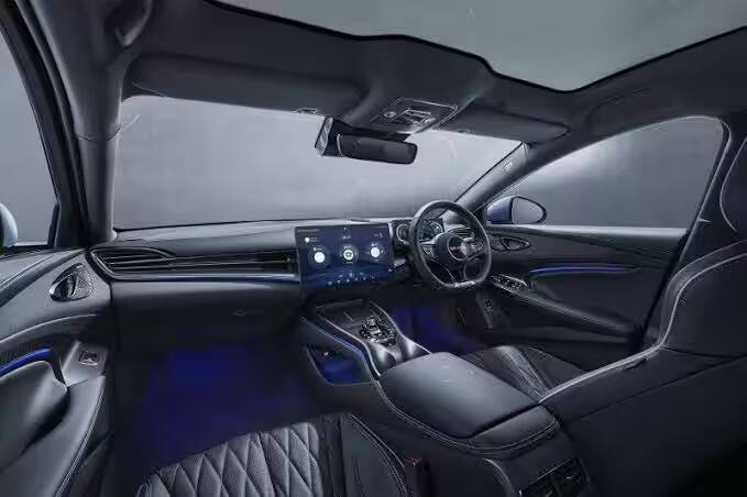 BYD એ તેની અત્યાર સુધીની સૌથી નવી પ્રીમિયમ પ્રોડક્ટ લૉન્ચ કરી છે, જે Atto 3 EV SUVની ઉપર સ્થિત હશે. સીલ એ પ્રીમિયમ ઇલેક્ટ્રિક સેડાન છે, તેના એન્ટ્રી લેવલ ડાયનેમિક ટ્રીમની કિંમત રૂ 41 લાખ છે, જ્યારે પ્રીમિયમ ટ્રીમ રૂ. 45.55 લાખમાં આવશે. જ્યારે ફ્લેગશિપ પરફોર્મન્સ વેરિઅન્ટની કિંમત 53 લાખ રૂપિયા છે.