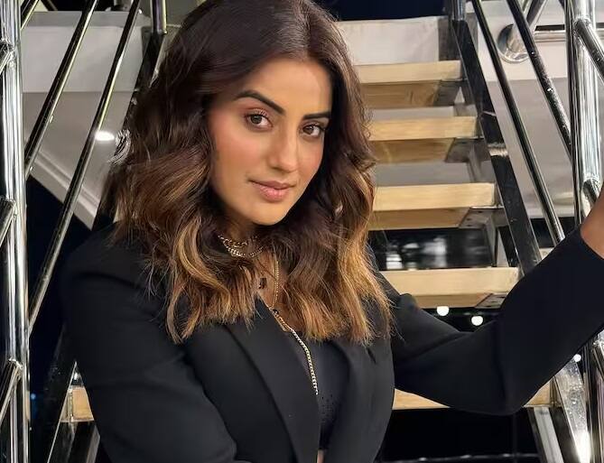 શરૂઆતમાં અક્ષરા સિંહ અને પવન સિંહ વચ્ચે સારી મિત્રતા હતી. પરંતુ ધીરે ધીરે અક્ષરા પવનના પ્રેમમાં પડી હતી