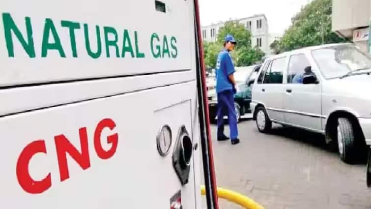 Why do we have to get down of vehicle while refilling CNG interesting facts marathi news CNG भरताना गाडीतून बाहेर का उतरावं लागतं? यामागचं कारण महितीय?