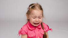 रोते हुए बच्चे को शांत कराने के लिए पेरेंटिंग टिप्स, चुटकी में काम करता है ये उपाय