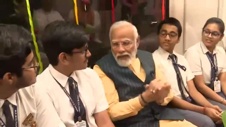 Lok Sabha Elections 2024 PM Modi With Workers Students Inaugurating India's First Underwater Metro kolkata West Bengal