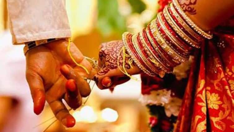 Meerut News groom and bride slapped and other fight on wedding ceremony ann Meerut News: मेरठ में स्टेज पर दूल्हा दुल्हन ने एक दूसरे को मारे थप्पड़, लौटी बारात, जानें पूरा मामला