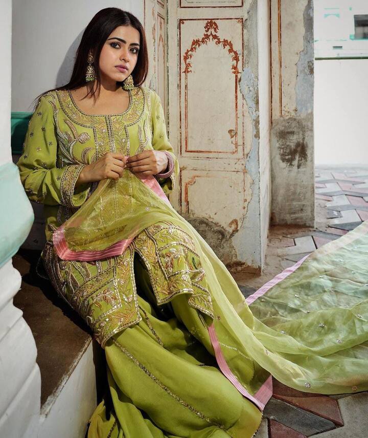 ਸਿੰਮੀ ਚਾਹਲ: ਪੰਜਾਬੀ ਅਦਾਕਾਰਾ ਸਿੰਮੀ ਚਾਹਲ ਲਈ ਵੀ ਪਿਛਲਾ ਸਾਲ ਵਧੀਆ ਰਿਹਾ ਸੀ। ਉਸ ਦੀਆਂ ਫਿਲਮਾਂ ਨੇ ਬਾਕਸ ਆਫਿਸ 'ਤੇ ਠੀਕ ਠਾਕ ਕਾਰੋਬਾਰ ਕੀਤਾ ਸੀ। ਇਸ ਸਾਲ ਵੀ ਸਿੰਮੀ ਦੀ ਪਾਕਿ ਐਕਟਰ ਇਮਰਾਨ ਅੱਬਾਸ ਦੇ ਨਾਲ ਫਿਲਮ 'ਜੀ ਵੇ ਸੋਹਣਿਆ ਜੀ' ਰਿਲੀਜ਼ ਹੋਈ ਸੀ, ਜੋ ਕਿ ਕਾਫੀ ਪਸੰਦ ਕੀਤੀ ਗਈ ਹੈ।