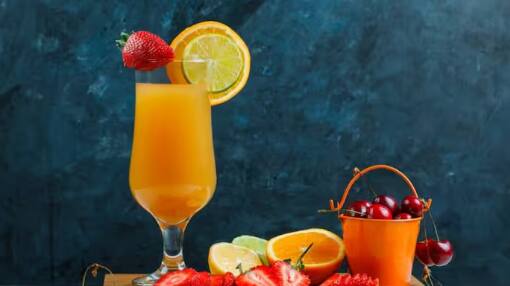 Fruit juice vs Fruit: ਫਲ ਸੁਆਦਿਸ਼ਟ, ਤਾਜ਼ੇ ਅਤੇ ਵਿਟਾਮਿਨ ਅਤੇ ਐਂਟੀਆਕਸੀਡੈਂਟਸ ਨਾਲ ਭਰਪੂਰ ਹੁੰਦੇ ਹਨ। ਤੁਸੀਂ ਇਨ੍ਹਾਂ ਨੂੰ ਸਿੱਧਾ ਖਾ ਸਕਦੇ ਹੋ ਜਾਂ ਜੂਸ ਪੀ ਸਕਦੇ ਹੋ। ਫਲਾਂ ਨੂੰ ਮਿਕਸ ਕਰਕੇ ਵੀ ਪੀਤਾ ਜਾ ਸਕਦਾ ਹੈ।