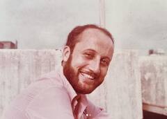 500 से भी ज्यादा फिल्में करने वाले इस एक्टर ने कभी रेलवे स्टेशन पर गुजारी थी रात, मजबूरी में बने अपनी उम्र के हीरो के पिता, पहचाना क्या?