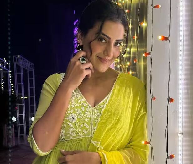 પવન સિંહની જેમ અક્ષરા સિંહ પણ ખૂબ જ લોકપ્રિય અભિનેત્રી છે. આજે અમે તમને આ બંનેની પ્રેમથી લઈને નફરત સુધીની કહાની જણાવવા જઈ રહ્યા છીએ.