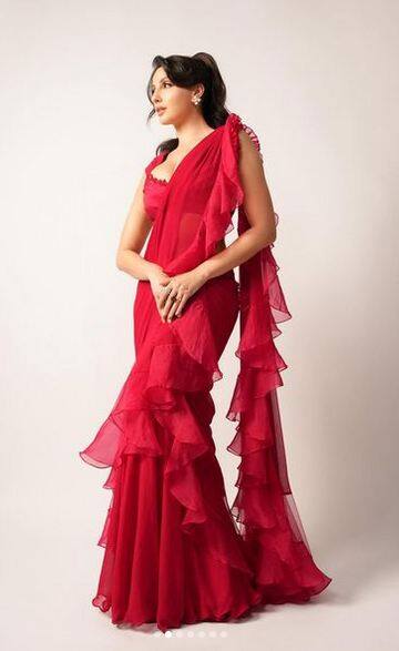 ਇਨ੍ਹਾਂ ਤਸਵੀਰਾਂ 'ਚ ਨੋਰਾ ਫਤੇਹੀ ਦਾ ਟ੍ਰੈਡਿਸ਼ਨਲ ਲੁੱਕ ਬੇਹੱਦ ਸ਼ਾਨਦਾਰ ਹੈ, ਜਿਸ 'ਚ ਉਹ ਕਿਸੇ ਬਿਊਟੀ ਕਵੀਨ ਤੋਂ ਘੱਟ ਨਹੀਂ ਲੱਗ ਰਹੀ ਹੈ।