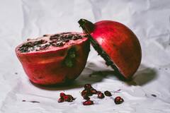 Pomegranate Benifits : स्किनकेअरमध्ये डाळिंबाचा या प्रकारे करा समावेश, डागांसह टॅनिंगही दूर होईल !