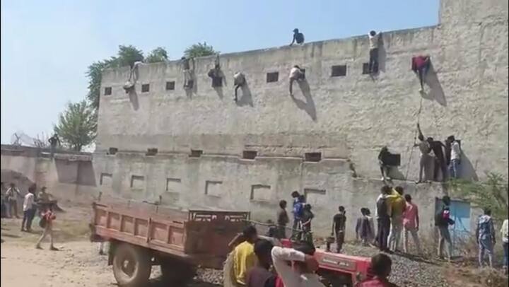 मंत्री ने कहा कि वहां पर्याप्त मात्रा में पुलिस फोर्स लगाई जाएगी. गुरुवार को हरियाणा विद्यालय शिक्षा बोर्ड के चेयरमैन नूंह में ही होंगे. उन्होंने बताया कि नकल रोकने के लिए परीक्षा पत्रों पर क्यूआर कोड लगाया गया है.