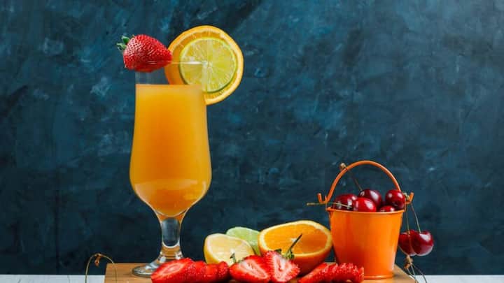 Fruit juice vs Fruit: फल स्वादिष्ट, ताज़ा और विटामिन, एंटीऑक्सीडेंट से भरपूर होते हैं. आप उन्हें सीधे खा सकते हैं या जूस निकालकर भी पी सकते हैं. फलों को मिक्स करके भी पिया जा सकता है.