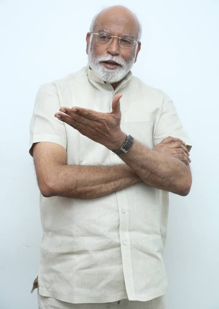 ''బిచ్చగాడు'లో తల్లి కోసం బిడ్డ కష్టపడతాడు. ఈ సినిమాలో బిడ్డల కోసం తల్లి ఏం చేస్తుంది? అనేది కాన్సెప్ట్. క్లైమాక్స్ అందర్నీ ఆకట్టుకుంటుంది. రెజ్లింగ్ కోసం చైనా వెళ్లడానికి హీరోలు కష్టపడుతుంటే... తల్లి ఏం చేసింది? లడ్డూల కోసం లవర్ ఏం చేసింది? అనేది స్క్రీన్ మీద చూడాలి'' అని చదలవాడ శ్రీనివాసరావు చెప్పారు. ఈ సినిమా తర్వాత కూడా డైరెక్షన్ కంటిన్యూ చేస్తానని ఆయన వివరించారు.