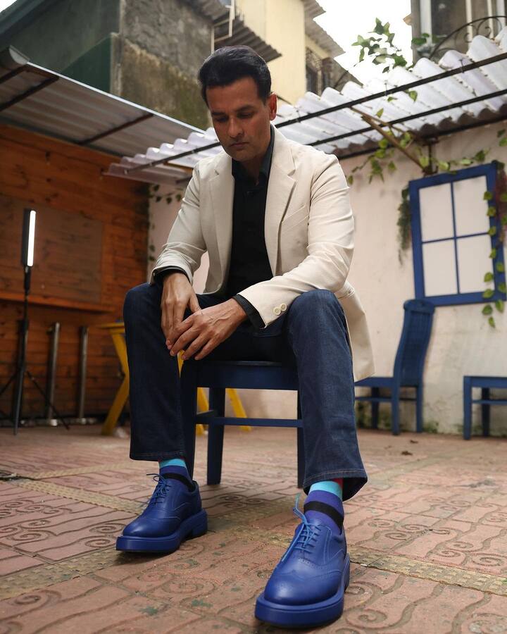अगर आप इन्हें नहीं पहचान पाए हैं. तो हम बता दें कि ये रोहित रॉय है. जिनको आपने कई सुपरहिट सीरियल्स और फिल्मों में देखा होगा. रोहित ने टीवी शो ‘स्वाभिमान’ से एक्टिंग में कदम रखा था औऱ पहले ही सीरियल में उन्हें दर्शकों को अपार प्रेम हासिल हो गया.
