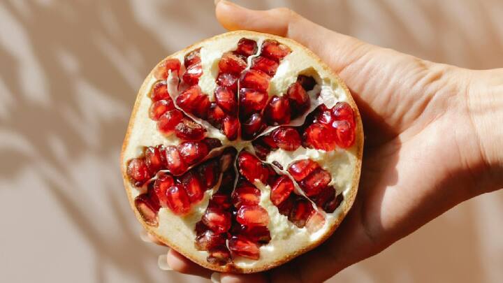 Pomegranate Benifits : डाळिंबामध्ये अनेक पोषक घटक असतात जे त्वचेला बाह्य आणि अंतर्गत दोन्ही प्रकारे निरोगी ठेवतात. चला तर मग त्याचा वापर कसा करायचा ते जाणून घेऊया !