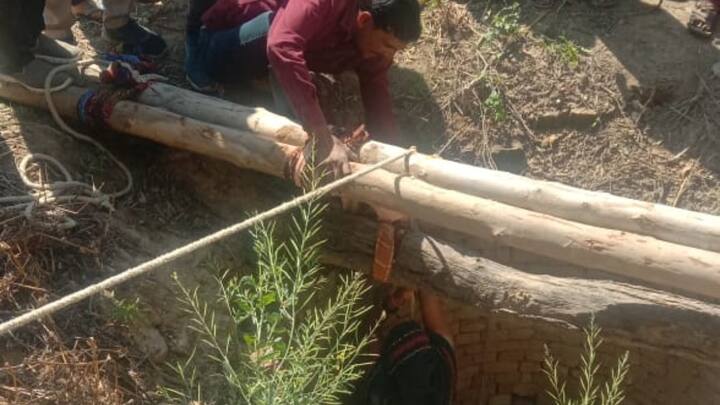 UP Hamirpur woman took out husband from 35 feet deep well by binding with Saree ANN UP News: हमीपुर में पत्नी ने पति को काल के गाल से निकाला, साड़ी बांध कुएं में कूदकर बचाई जान