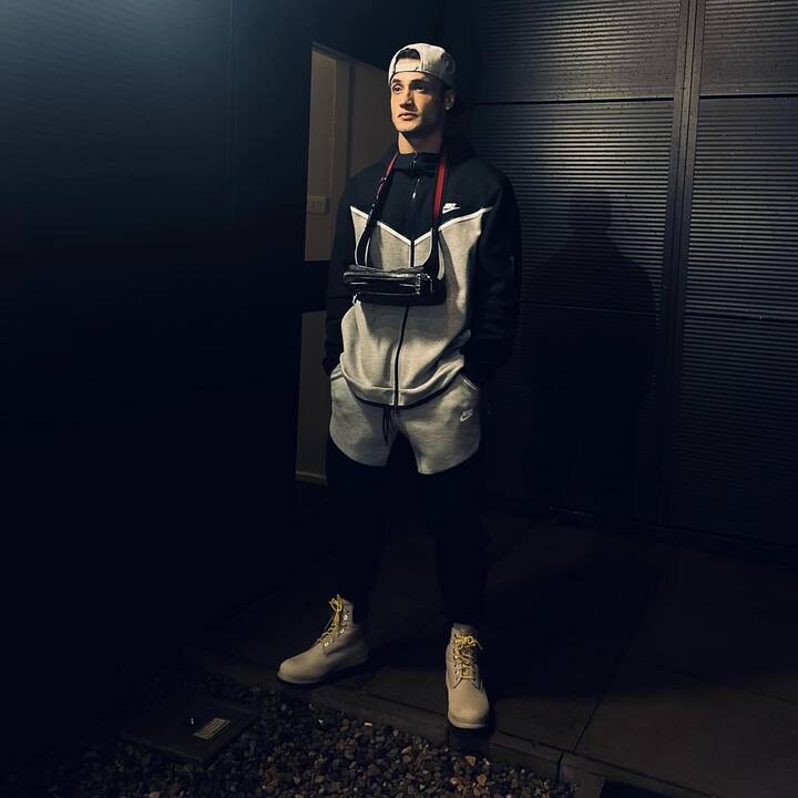 असीम रियाझ यांनी पोस्टमध्ये लिहिले, 'काही रस्त्यांवर तुम्हाला एकट्याने प्रवास करावा लागतो. कुटुंब नाही, मित्र नाही, जोडीदार नाही, फक्त तू आणि देव.' असीमची ही पोस्ट पाहून चाहतेही भावूक झाले आहेत.(photo:asimriaz77.official/ig)