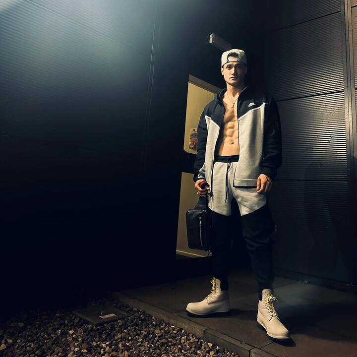 हिमांशी खुराणासोबत ब्रेकअप झाल्यानंतर असीम रियाझला खूप एकटे वाटत असल्याचा अंदाज प्रत्येकजण लावत आहे. (photo:asimriaz77.official/ig)