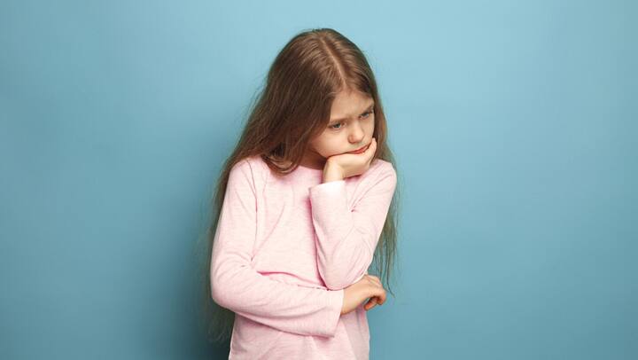 शांत रहें: बच्चे अपने माता-पिता की भावनाओं को महसूस कर सकते हैं. अगर आप शांत और संयमित रहेंगे, तो बच्चा भी जल्दी शांत होगा.