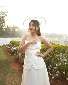 Catherine Tresa Photos: సమ్మర్లో స్నో బ్యూటీ