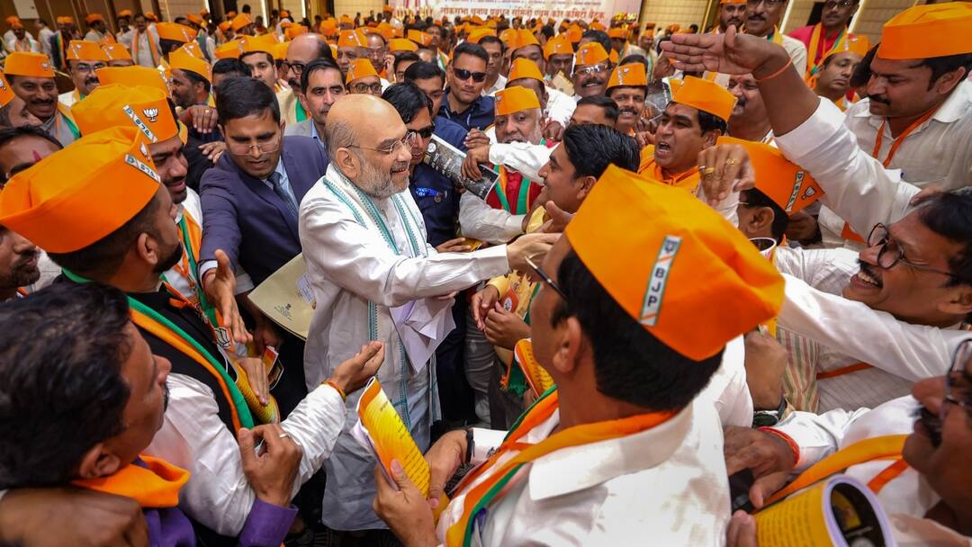 Amit Shah in Maharashtra: अमित शाह का महाराष्ट्र दौरा, विपक्ष पर जमकर बरसे गृहमंत्री, बोले- 'सोनिया गांधी अपने बेटे को...' Amit Shah Maharashtra Visit target India Alliance to promote Parivarvaad Rahul Gandhi Kashmir Article 370 Amit Shah in Maharashtra: अमित शाह का महाराष्ट्र दौरा, विपक्ष पर जमकर बरसे गृहमंत्री, बोले- 'सोनिया गांधी अपने बेटे को...'