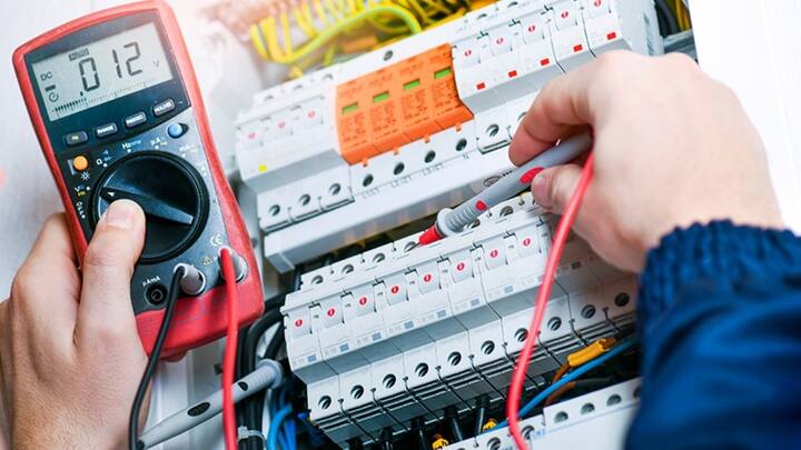 इसी को देखते हुए अब घर के कामों के लिए भी उत्तर प्रदेश सरकार ने ऑनलाइन सुविधा देने के लिए ऐप बनाया है. घर में इलेक्ट्रिशियन, प्लंबर, कारपेंटर आदि के कामों के लिए अब आपको बाहर नहीं जाना पड़ेगा.