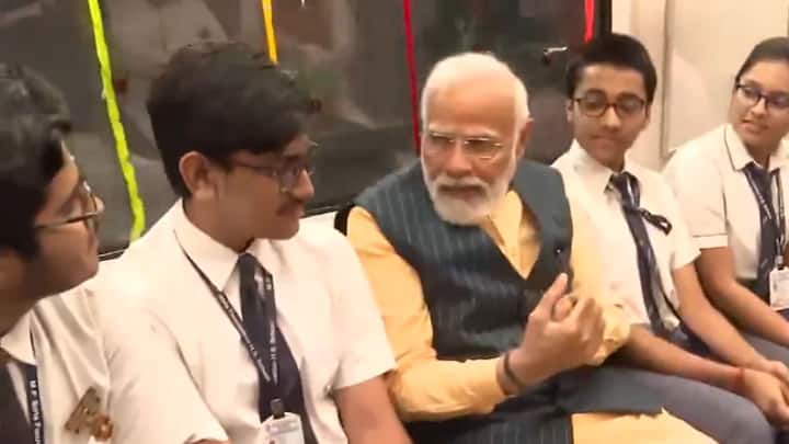 पीएम मोदी कोलकाता मेट्रो के जिन दो स्टेशनों के बीच सफर कर रहे थे. उस रूट पर मेट्रो ट्रेन की रफ्तार 80 किमी प्रतिघंटा है. इस रफ्तार की वजह से सुरंग को पार करने में एक मिनट से भी कम समय लगता है.
