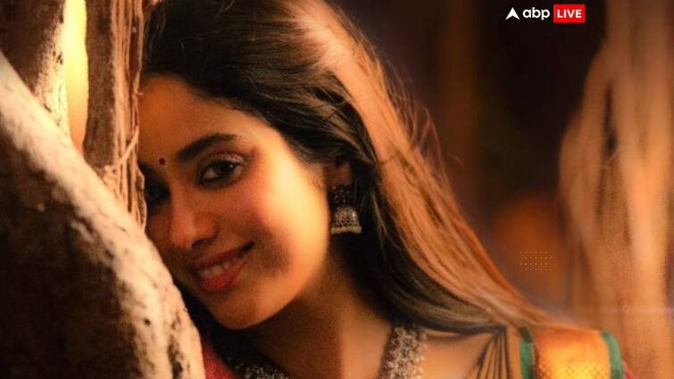 Janhvi Kapoor Birthday Jr NTR starrer Devra her firs look revealed also her entry confirm in Ram Charan Film RC16 Janhvi Kapoor के बर्थडे पर फैंस को बड़ा तोहफा, 'देवरा' से एक्ट्रेस का फर्स्ट लुक हुआ रिवील, फिल्म में Jr NTR संग आएंगीं नजर