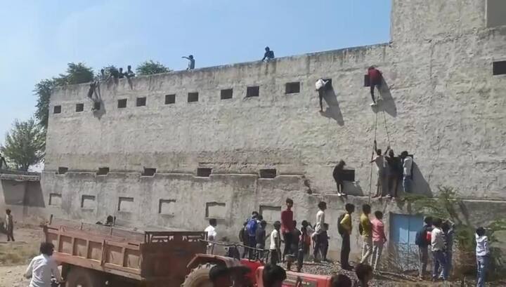 परीक्षा केंद्र के भीतर भले ही परीक्षार्थी परीक्षा दे रहे हों, लेकिन बाहर नकल कराने वालों का कब्जा था.