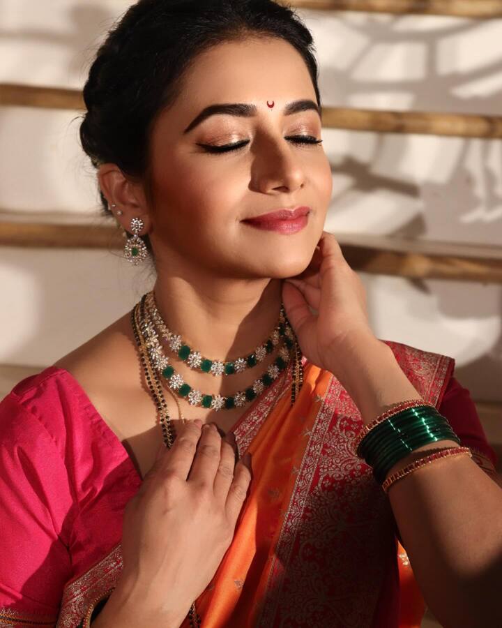 सध्या तिची 'ठरलं तर मग' ही मालिका लोकप्रियतेच्या शिखरावर आहे. टीआरपीच्या शर्यतीत ही मालिका पहिल्या क्रमांकावर आहे.(photo:juigadkariofficial/ig)