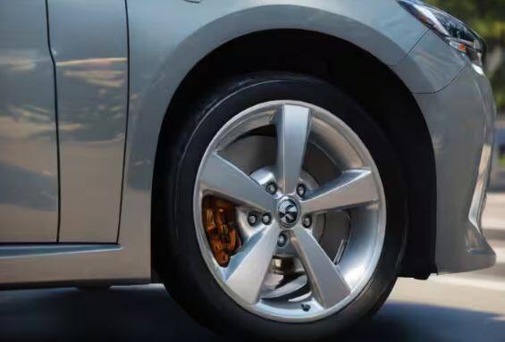 ਕਾਰ ਦੇ ਅੰਦਰੂਨੀ ਹਿੱਸੇ ਤੋਂ ਬਾਅਦ, ਤੁਹਾਡਾ ਦੂਜਾ ਕੰਮ ਕਾਰ ਦੇ ਬਾਹਰਲੇ ਹਿੱਸੇ ਨੂੰ ਬਦਲਣਾ ਹੈ। ਇਸ 'ਚ ਬਦਲਾਅ ਕਰਕੇ ਤੁਸੀਂ ਆਪਣੀ ਪੁਰਾਣੀ ਕਾਰ ਨੂੰ ਨਵਾਂ ਰੂਪ ਦੇ ਸਕਦੇ ਹੋ। ਇਸ ਦੇ ਲਈ ਸਭ ਤੋਂ ਪਹਿਲਾਂ ਤੁਹਾਨੂੰ ਕਾਰ ਦੇ ਪੁਰਾਣੇ ਪਹੀਏ ਬਦਲਣੇ ਪੈਣਗੇ। ਇਸ ਤੋਂ ਇਲਾਵਾ ਫੋਗ ਲਾਈਟਾਂ ਨੂੰ ਵੀ ਬਦਲਿਆ ਜਾ ਸਕਦਾ ਹੈ