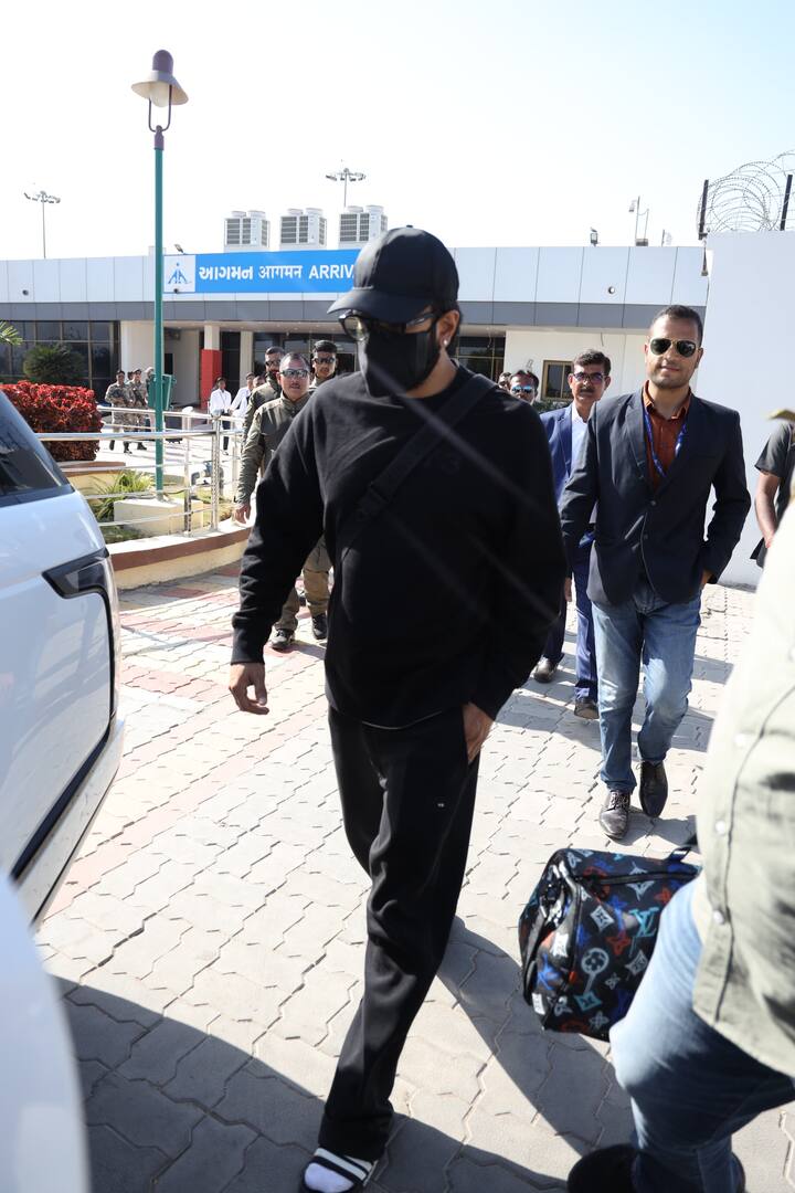 बॉलीवुड के डेशिंग स्टार रणवीर सिंह भी बुधवार को जामनगर पहुंचे हैं. जो एयरपोर्ट पर चेहरे पर मास्क लगाए हुए नजर आए.