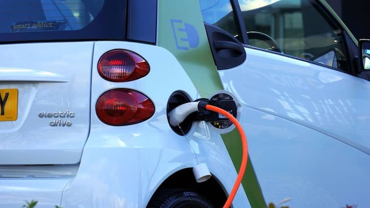 Electric Vehicles Emit More Particle Pollution Than Diesel Petrol Cars Says Study పెట్రోల్ డీజిల్ వాహనాల కన్నా ఈవీలతోనే ఎక్కువ కాలుష్యం - సంచలన రిపోర్ట్
