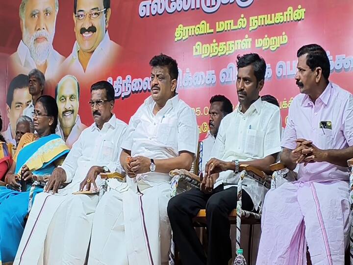 Dindigul news District Collector will stand up if he wears the two-colour flag of DMK party executive's controversial speech - TNN திமுகவின் இரு வண்ணக்கொடியின் வேஷ்டியை அணிந்து சென்றால் கலெக்டரே எழுந்து நிற்பார் - திமுக நிர்வாகியின் சர்ச்சை பேச்சு