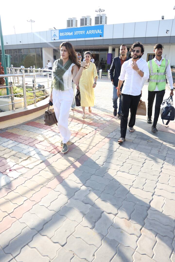 जाह्नवी के साथ इस दौरान उनके रूमर्ड बॉयफ्रेंड शिखर पहाड़िया भी नजर आए है.