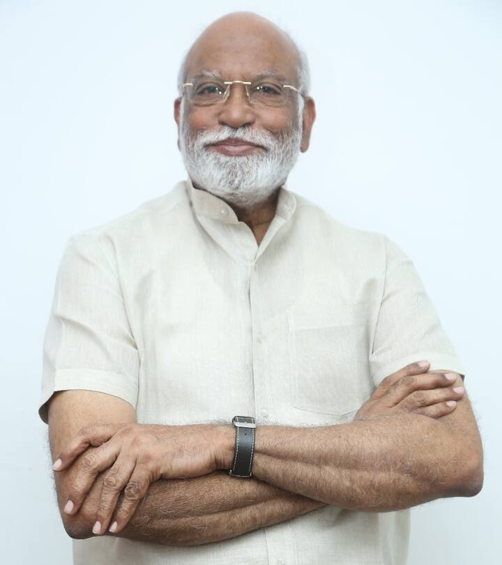 'రికార్డ్ బ్రేక్'కు, ముఖ్యంగా ఆ పతాక సన్నివేశాలకు అంత ఖర్చు అవుతుందని మేం ముందే అనుకున్నామని చదలవాడ శ్రీనివాసరావు చెప్పారు. ఇంకా ఆయన మాట్లాడుతూ... ''మా సినిమా ట్రైలర్ విడుదల చేసినప్పుడు మంచి రెస్పాన్స్ వచ్చింది. శనివారం వేసిన ప్రీమియర్ షోలకు కూడా మంచి స్పందన వచ్చింది. దాంతో హ్యాపీగా ఉన్నాను. ప్రజెంట్ హీరోల్లో అంత బాడీ ఉన్నవాళ్లు, వెయిట్ లిఫ్ట్ చేయగలిగిన వాళ్లు ఎవరూ లేరు. అందుకని నిహిర్ కపూర్ తో పాటు మరొకరిని తీసుకున్నా. ఆ కాలానికి రామారావు, కృష్ణంరాజు గారు తరహాలో, ఈ కాలానికి వీళ్లు సెట్ అయ్యారు'' అని చెప్పారు.