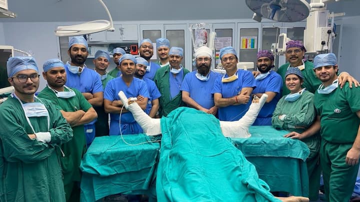 Delhi Bilateral Hand Transplant Successful By Doctors in Sir Ganga Ram  Hospital | Hand Transplant: पेंटर ने खो दिए थे अपने दोनों हाथ, अब फिर से  थाम सकेगा ब्रश, गंगाराम अस्पताल में