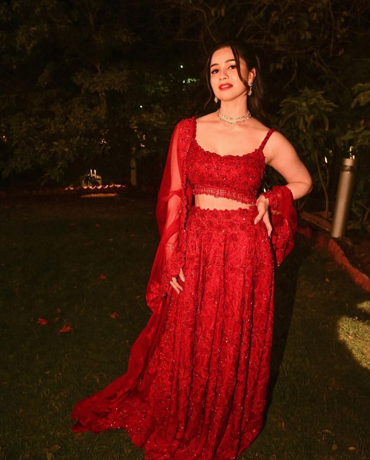 కొంత‌కాలంగా  సారా టీమిండియా  స్టార్‌ బ్యాటర్‌ శుభ్‌మ‌న్ గిల్‌తో పీకల్లోతు ప్రేమలో మునిగి తేలుతోందంటూ వార్తలు వ‌స్తున్నాయి. అవి నిజమేనన్నట్లుగా  గిల్‌ బ్యాటింగ్‌ చేస్తున్నప్పుడు సారా కేరింతలు కొడుతూ అతడిని ప్రోత్సహిస్తూ ఉంటుంది. (Images Source : Instagram/saratendulkar)