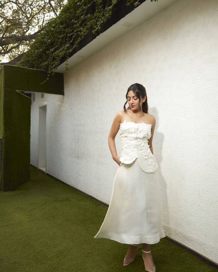 సోషల్ మీడియాలో యాక్టివ్ ఉండే కేథరిన్ తాజాగా కొన్ని పిక్స్ షేర్ చేసి... 'A snowy hue with a hat on cue' అనే క్యాప్షన్ పెట్టింది