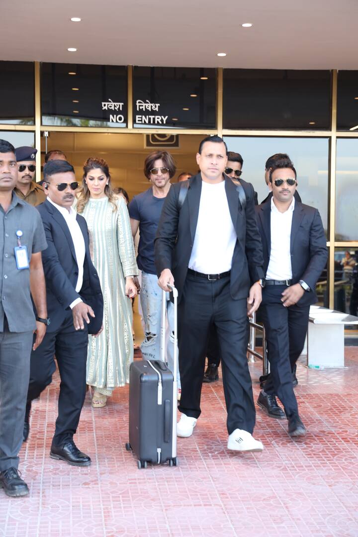 सलमान खान के साथ-साथ शाहरुख खान भी अपनी मैनेजर के साथ जामनगर पहुंचे हैं.
