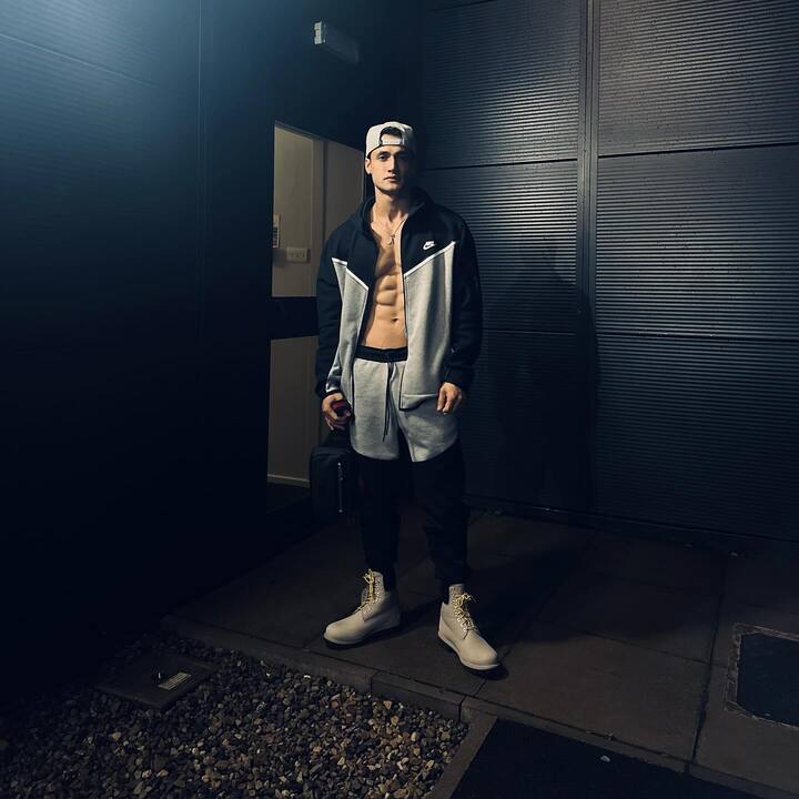 पोस्ट पाहता असीम अजूनही हिमांशीला विसरु शकलेला नाही असे दिसते.(photo:asimriaz77.official/ig)