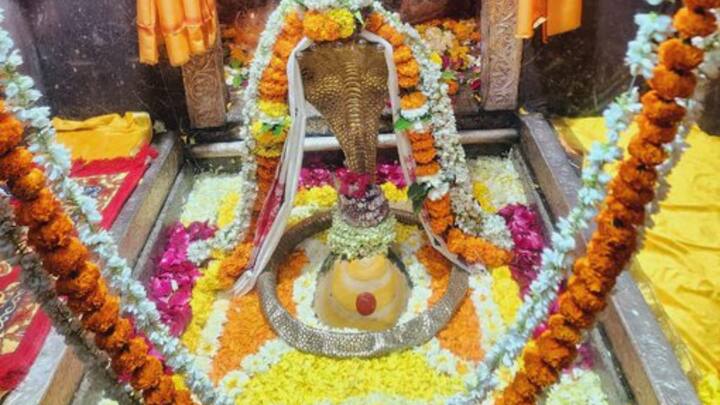 यहां भगवान शिव नर्मदा नदी के किनारे ओम की आकृति वाले पहाड़ पर बैठे हैं. इस मंदिर के बारे में कई विश्वास हैं.